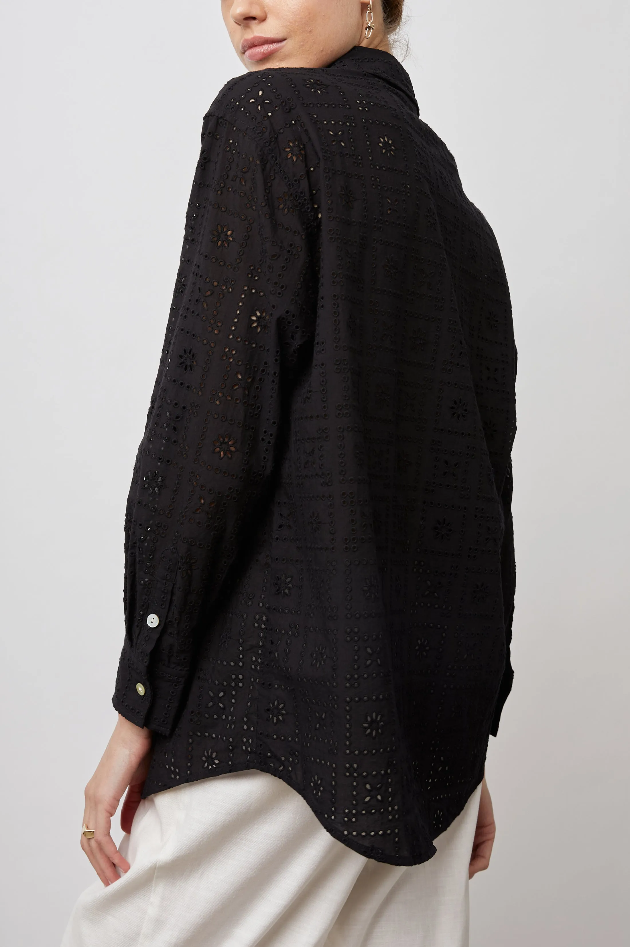 ARLO SHIRT - BLACK SEA EYELET