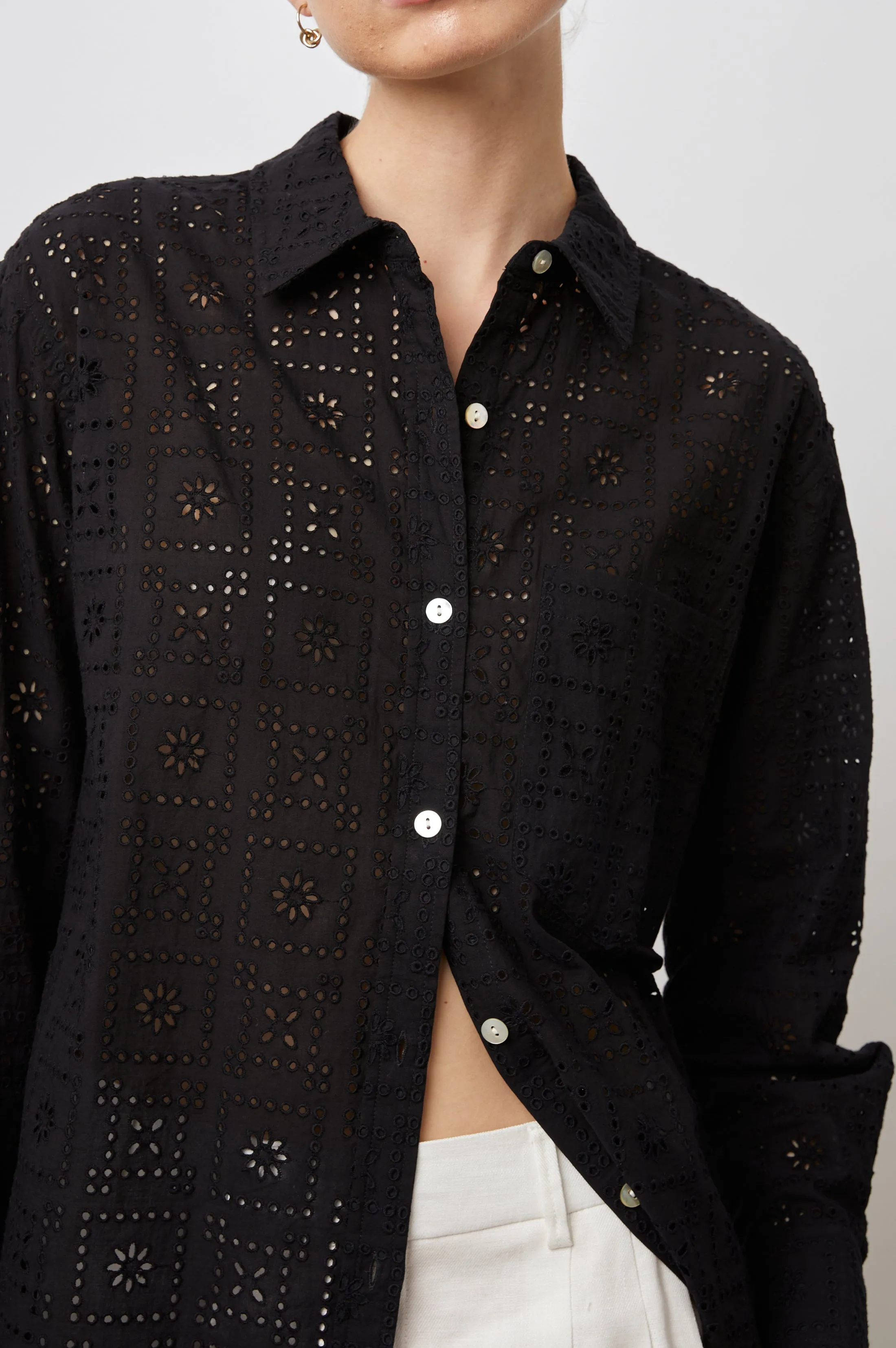 ARLO SHIRT - BLACK SEA EYELET